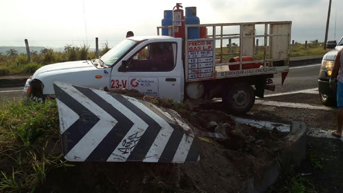 Accidente automovilístico deja como saldo a una persona lesionada y daños materiales
