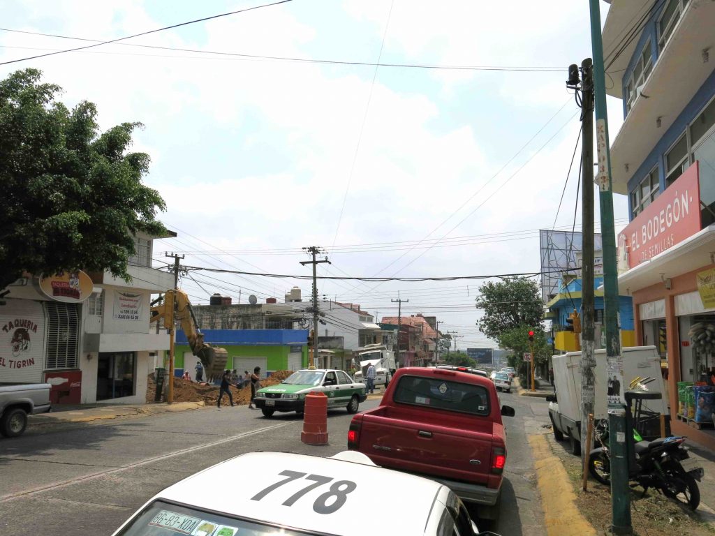 Sólo un carril para circular en el cruce de Pípila y 20 de Noviembre