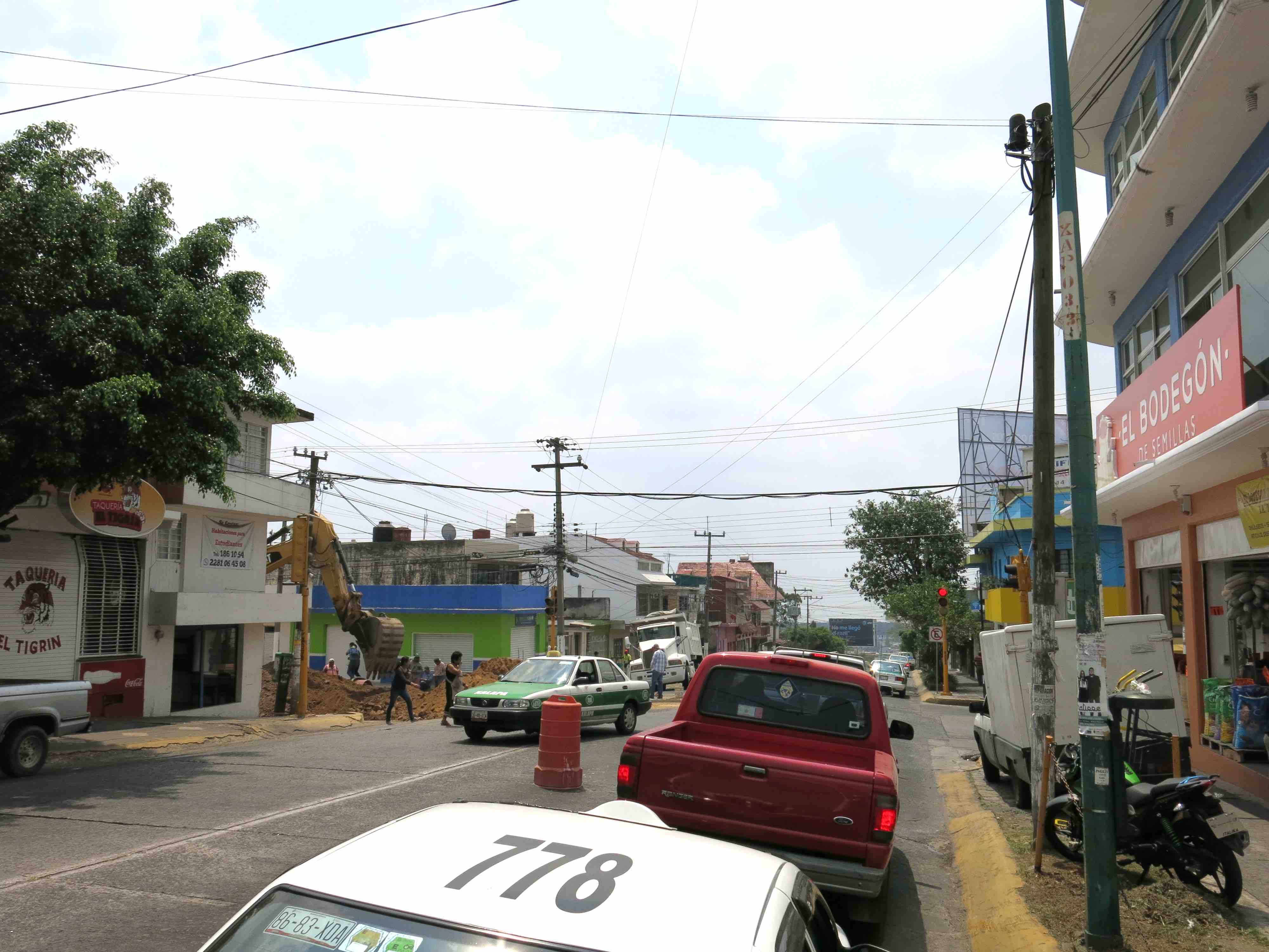 Sólo un carril para circular en el cruce de Pípila y 20 de Noviembre