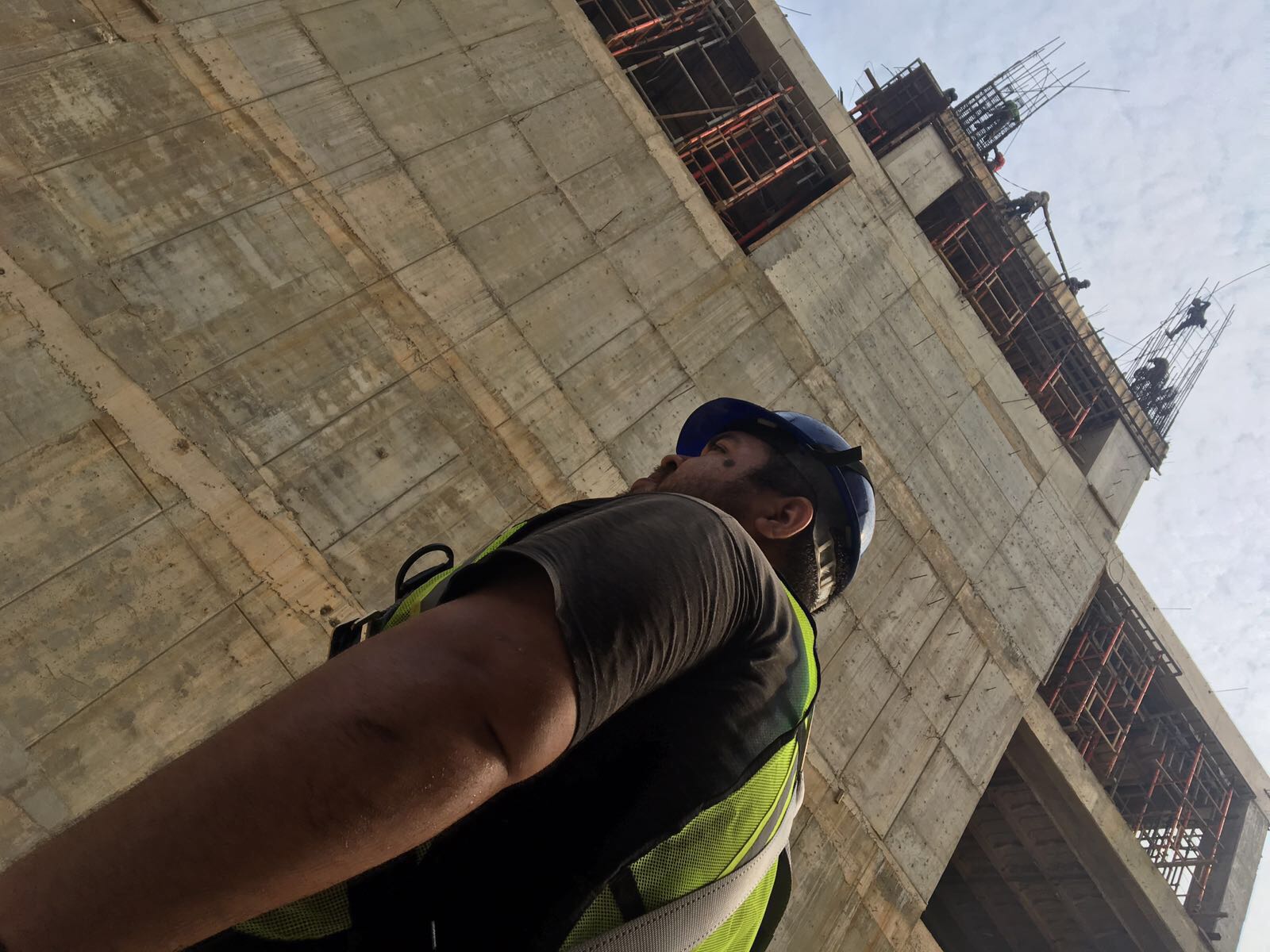 Trabajadores de la construcción celebran el Día de la Santa Cruz