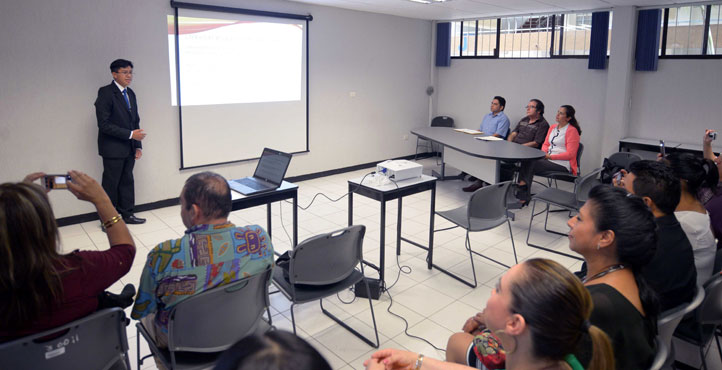 A los 15 años se gradúa de la UV con mención honorífica