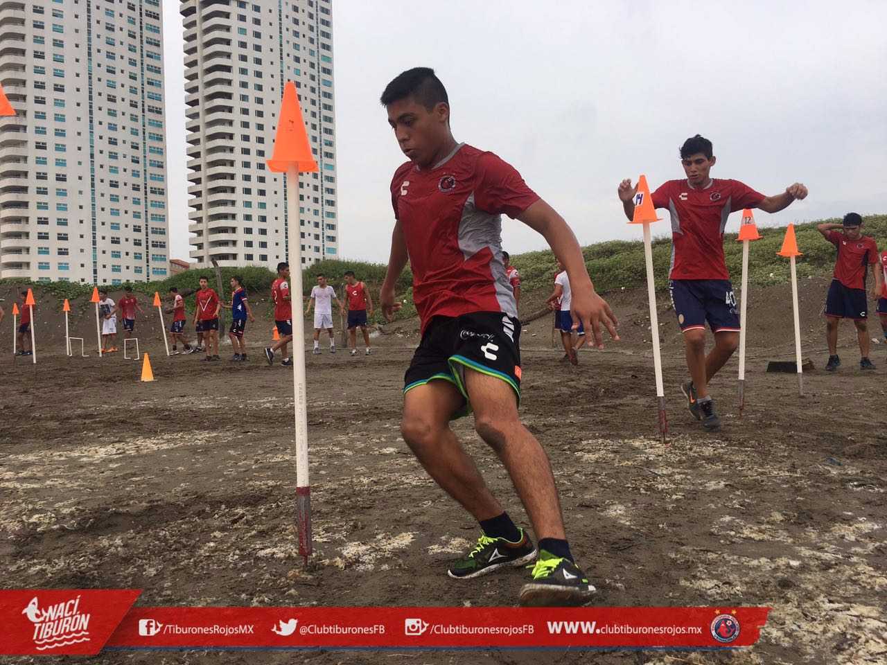 Los escualos Sub-17 trabajaron en la playa