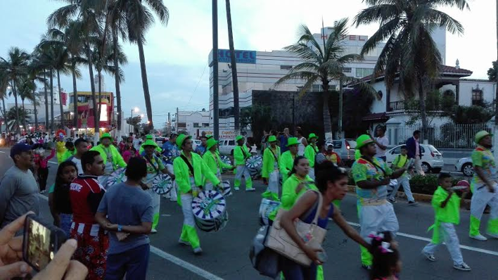 Celebran desfile de verano en Veracruz