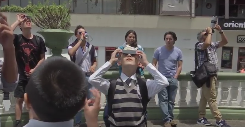 Xalapeños observaron el eclipse solar en el parque Juárez
