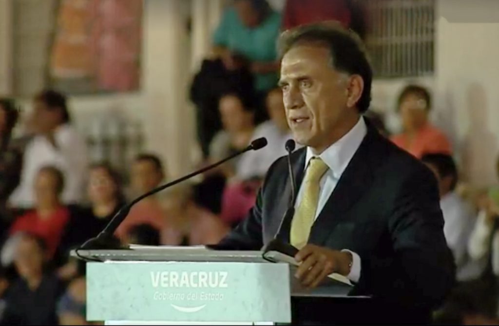 Garantiza el gobernador Yunes pago de prestaciones al magisterio