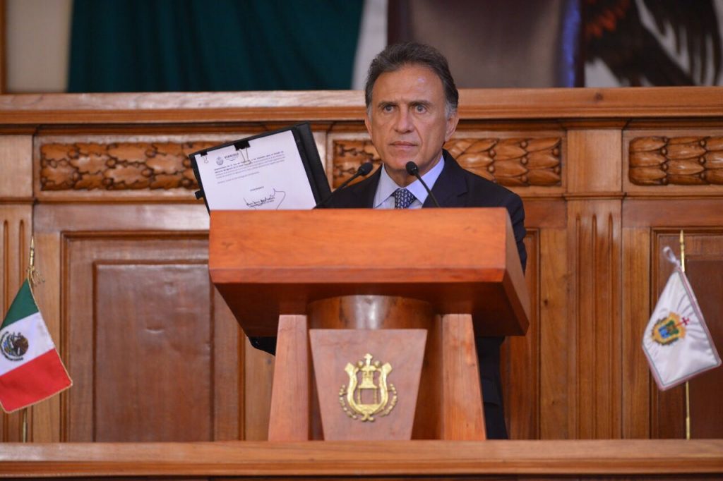 Gobernador Yunes veta reforma a la Ley que autorizaba peleas de gallos y vaquilladas
