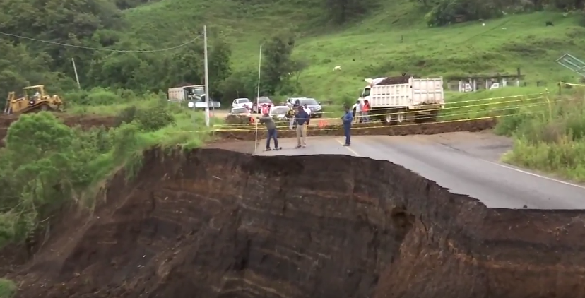 Trabaja gobierno de Veracruz en reparación de carretera que conduce a Naolinco