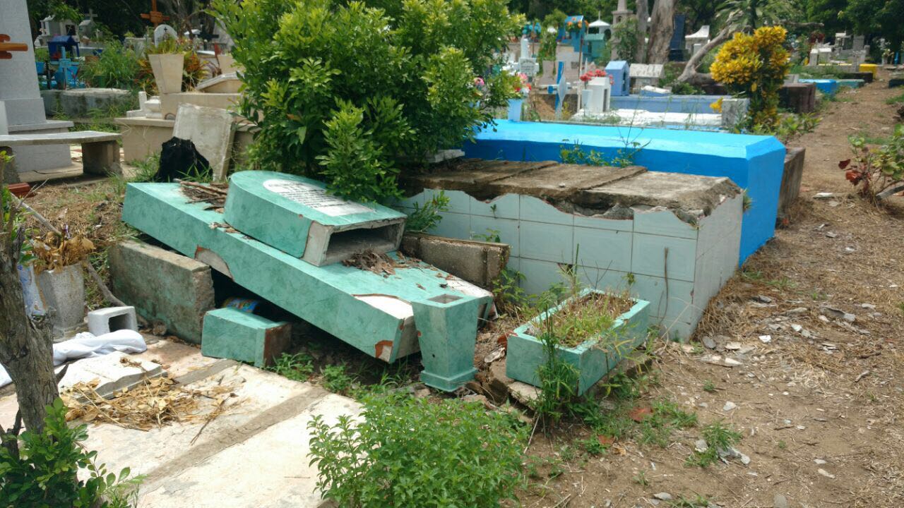 Causan daños en panteón de Coatzacoalcos