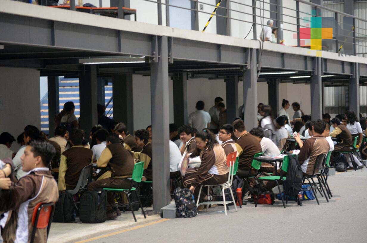 Para evitar riesgos, alumnos de bachilleres Constitución de 1917 toman clases en Deportivo Omega