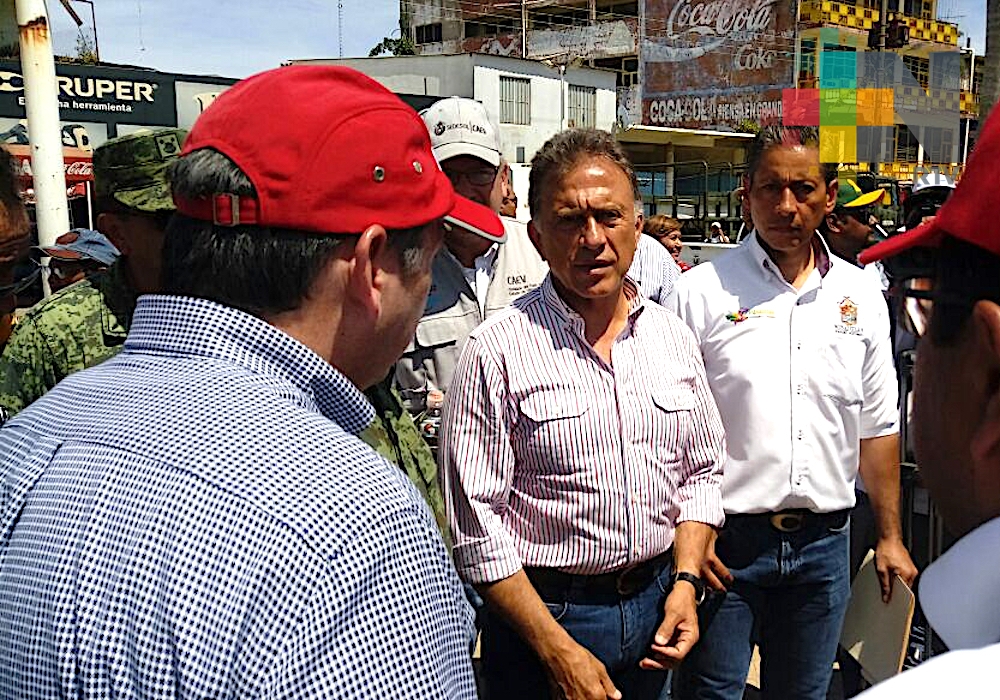 Recorre gobernador Yunes zona afectada por inundaciones en Minatitlán
