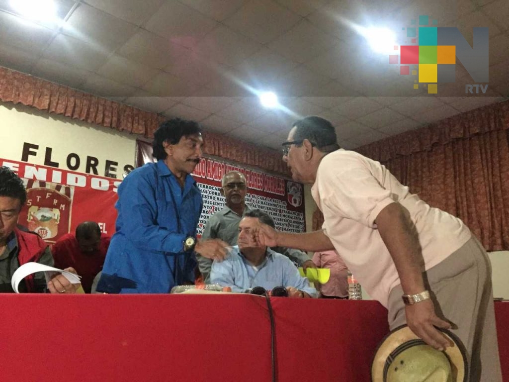 Líder nacional de ferrocarrileros se reúne con trabajadores de Tierra Blanca; anuncia logros sindicales