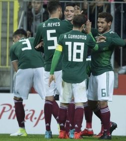 «Prenden velas» famosos e intelectuales para que México gane a Alemania