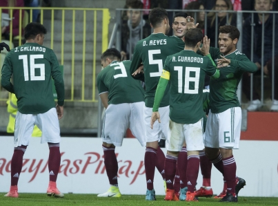 “Prenden velas” famosos e intelectuales para que México gane a Alemania
