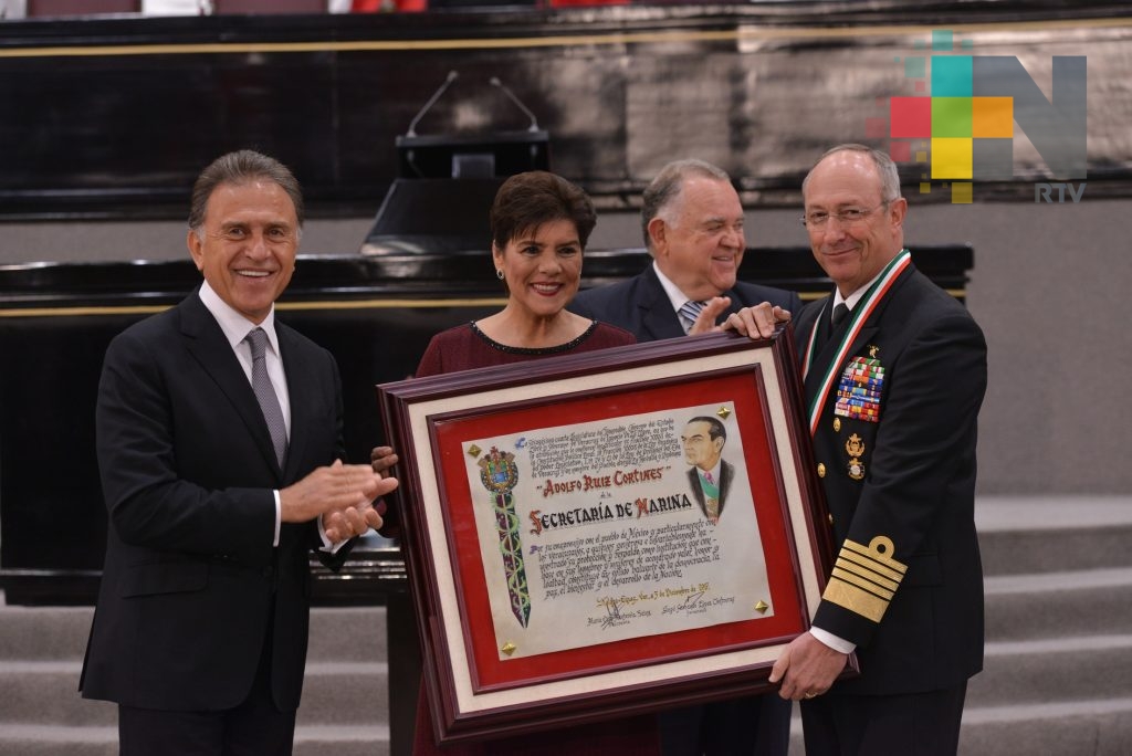 Entregan medalla “Adolfo Ruiz Cortines 2017” a Ejército y Marina