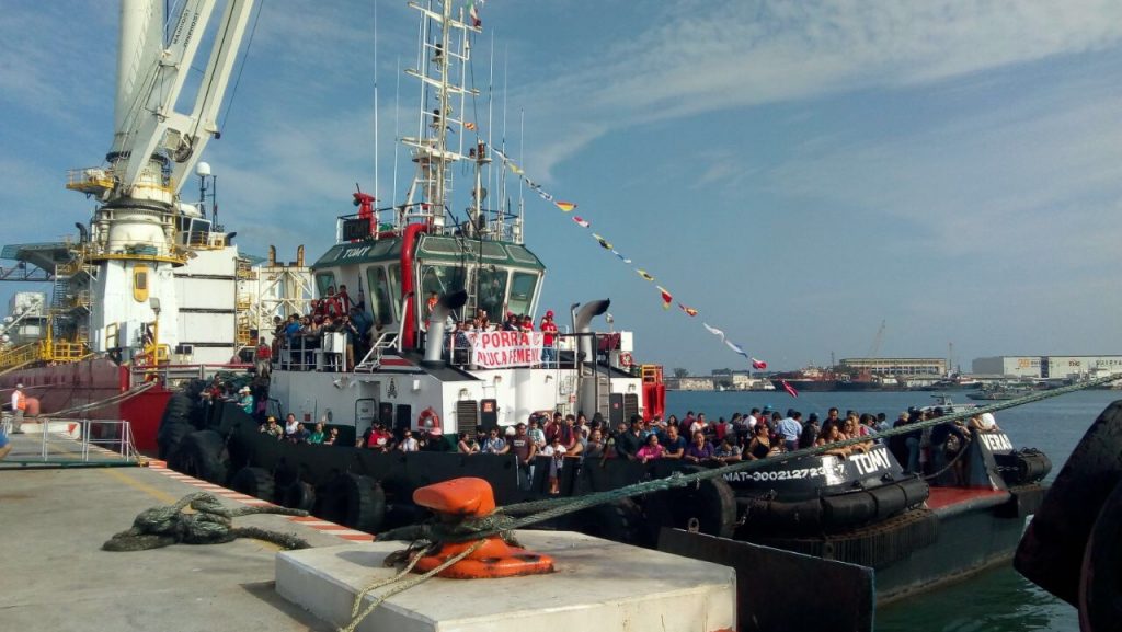 Desfile náutico por la bahía del puerto, parte de las actividades del Carnaval