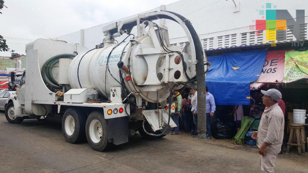 Realizan trabajos de mantenimiento en drenaje del mercado Morelos de Coatzacoalcos