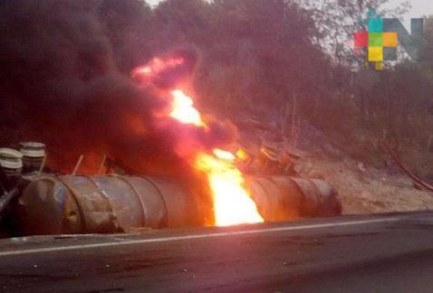 Vuelca pipa en autopista Puebla-México; solo pérdidas materiales reportan
