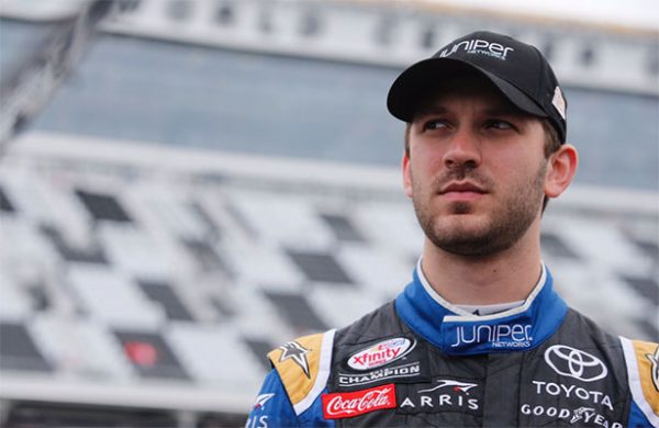 Piloto Dani Suárez roza la victoria en NASCAR Cup Series