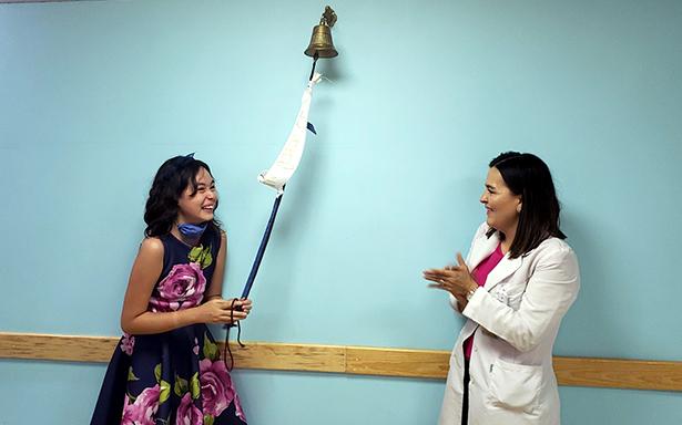 Tras 120 sesiones de quimioterapia, niña de 13 años vence al cáncer