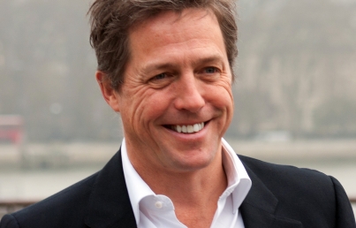 Actor Hugh Grant se casa por primera vez a los 57 años