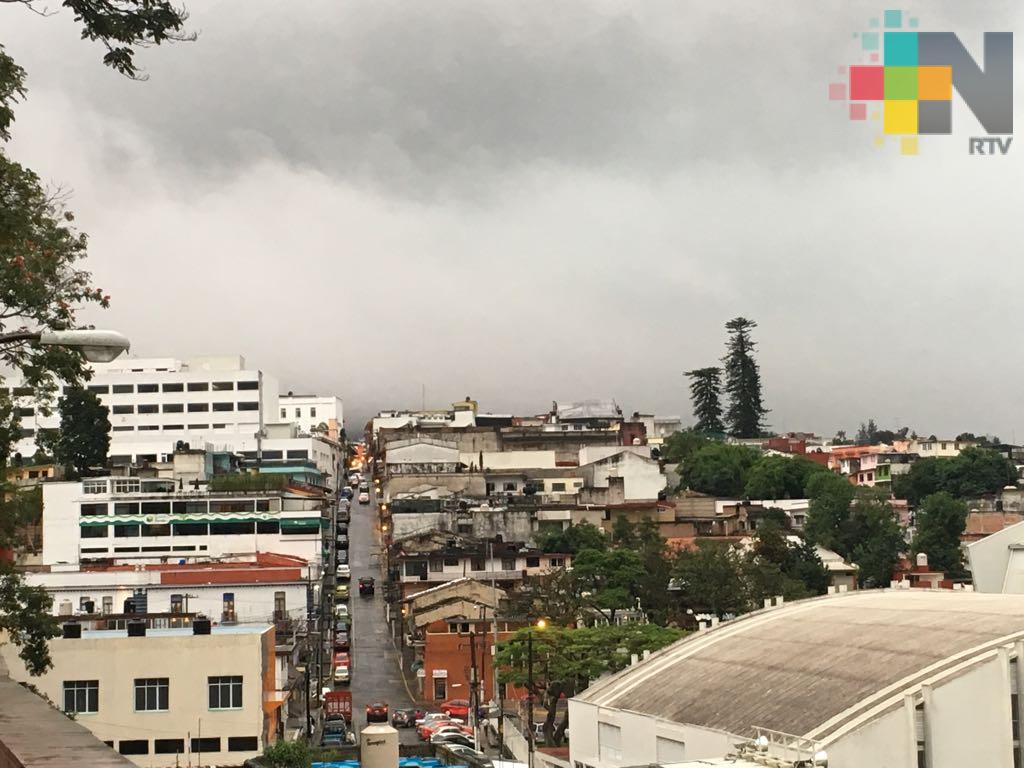 Domingo nublado a medio nublado con nieblas, lloviznas y lluvias dispersas