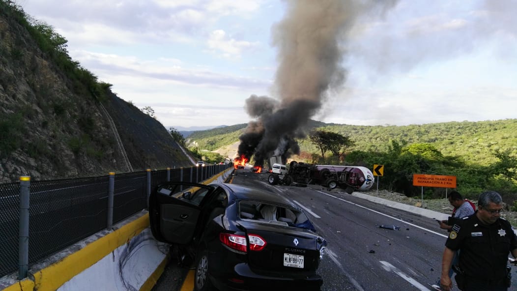 Cierran ambos sentidos de Autopista del Sol por incendio de tráiler