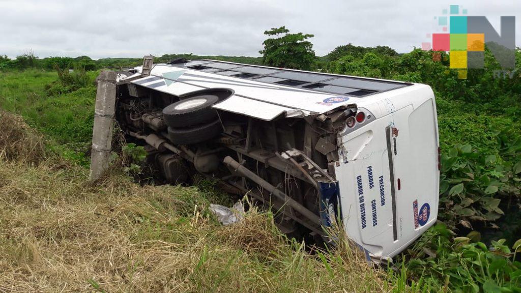 24 lesionados deja choque de tráiler y autobús de pasajeros