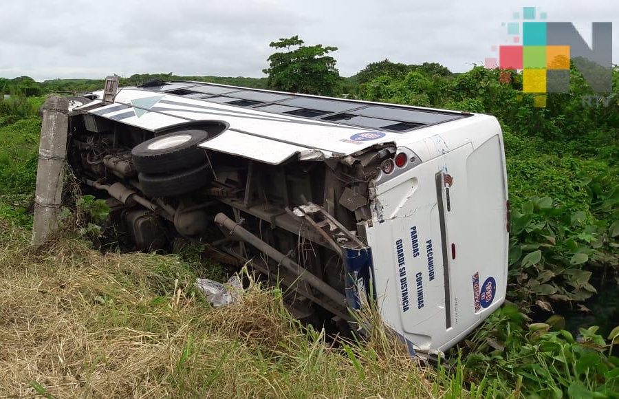 24 lesionados deja choque de tráiler y autobús de pasajeros