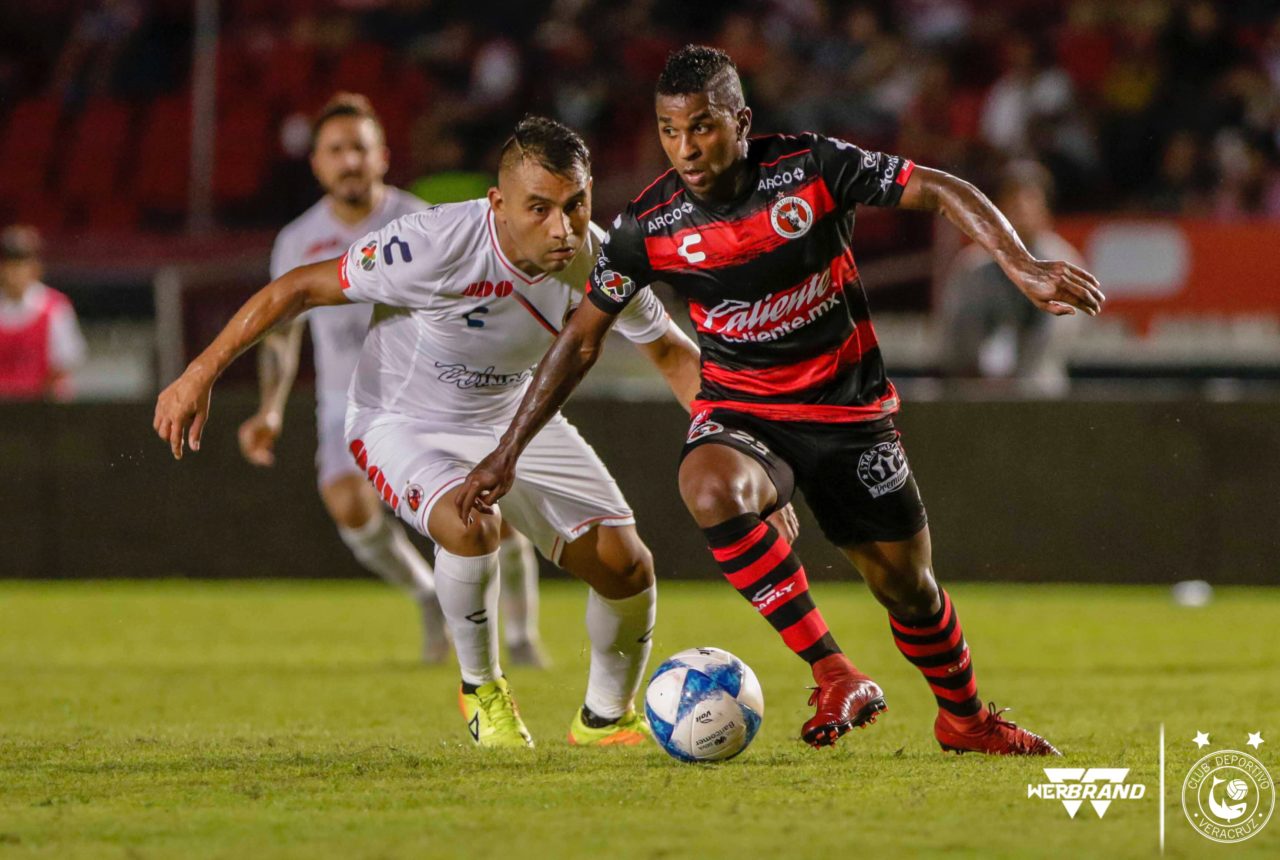 Valiosa victoria para los Tiburones Rojos