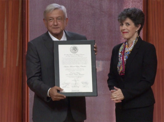 López Obrador recibe constancia de mayoría, ya es presidente electo