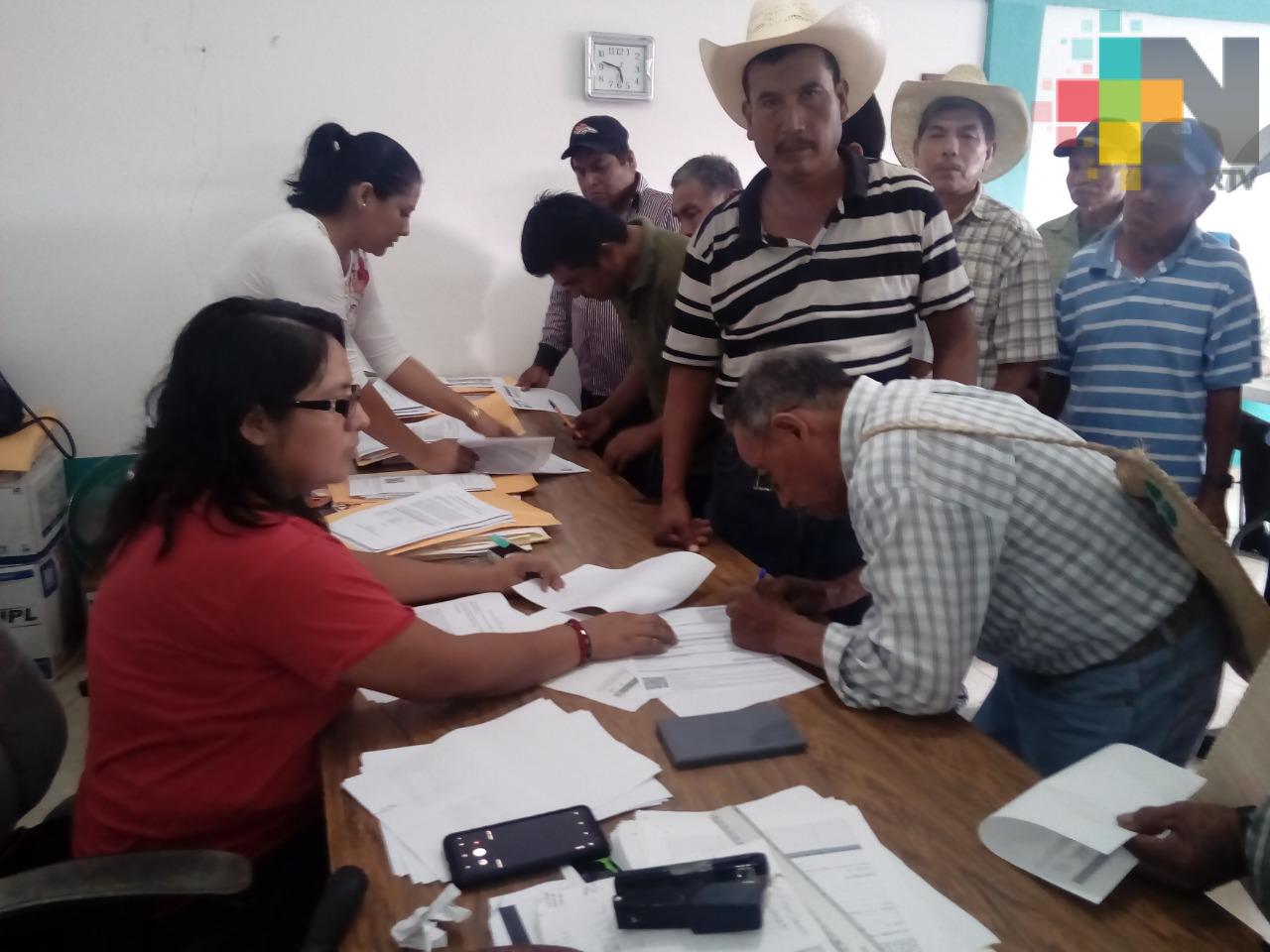 Entregan dos mil apoyos a productores de maíz y frijol en sierra de Huayacocotla y huasteca baja