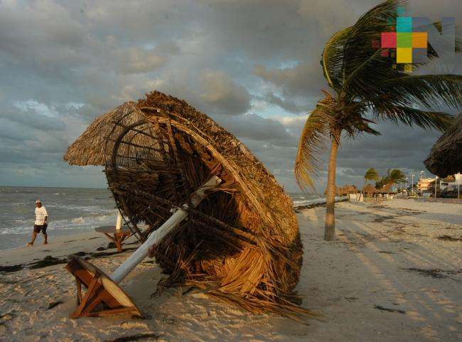 Continuarán tormentas en costas del país por huracán John