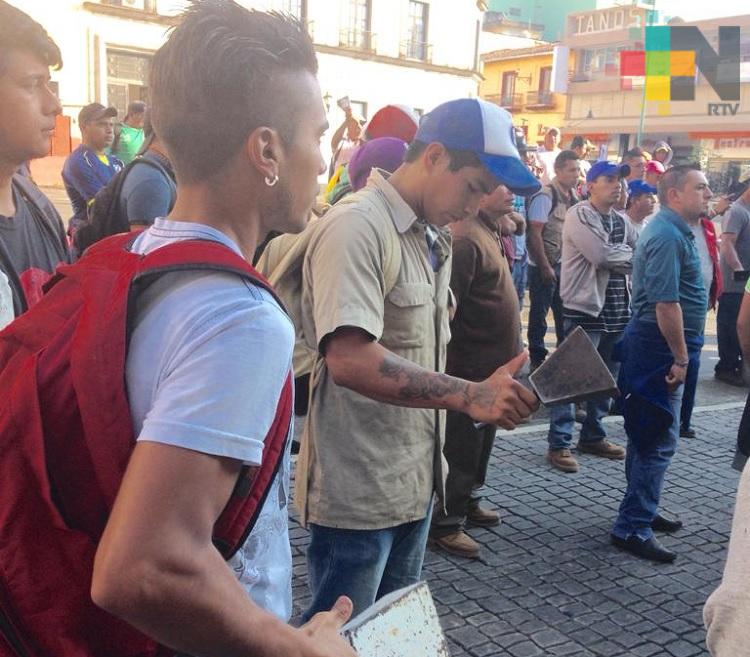 En Xalapa trabajadores de Limpia Pública cierran calle de Enríquez