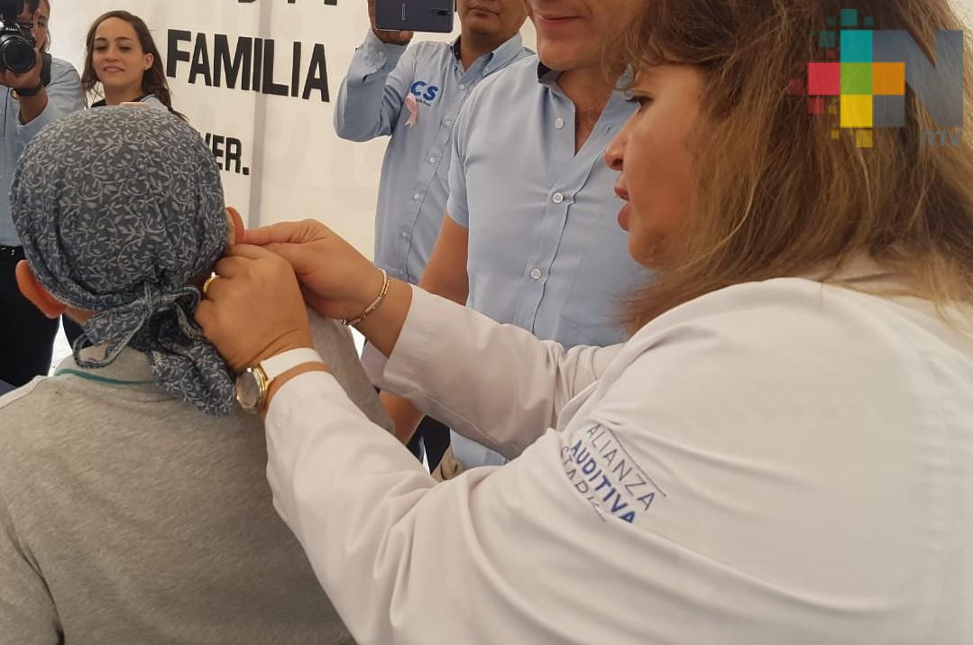 DIF de Córdoba entrega aparatos auditivos y sillas de ruedas