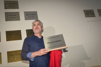 Cuarón devela placa en su honor en museo de hermanos Lumiére en Francia