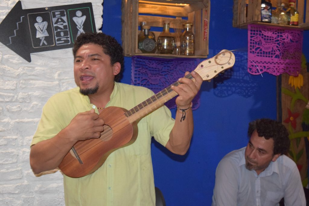 Promueve mexicano Noé González un muy vivo son jarocho en Europa