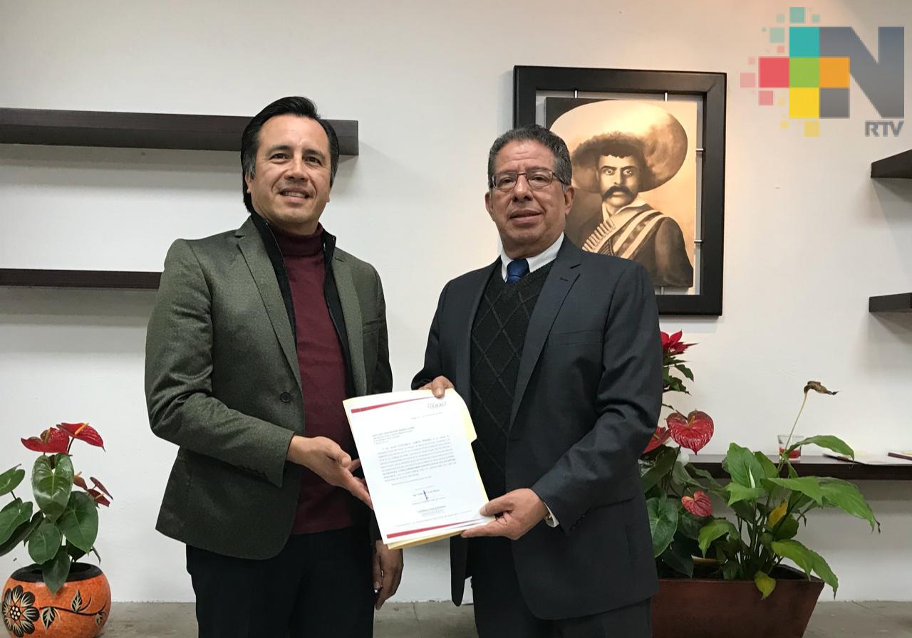 Entrega Cuitláhuac García solicitud al Congreso para rendir protesta desde el primer minuto de diciembre