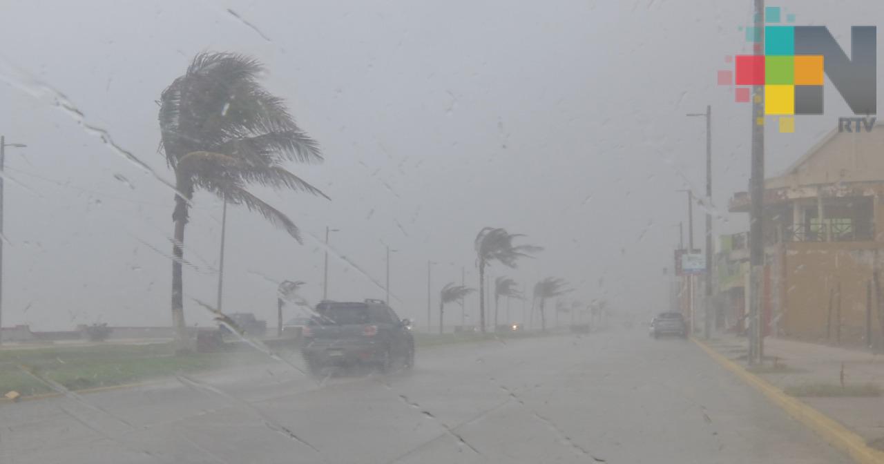 FF 14 ocasiona encharcamientos en calles y avenidas en Coatzacoalcos