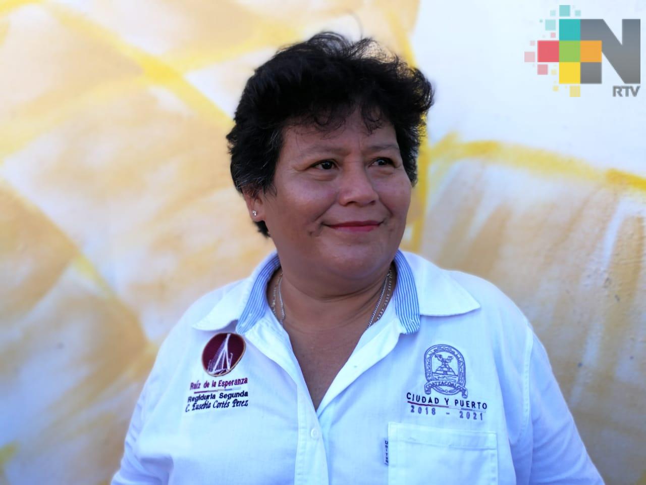 En Coatzacoalcos las 50 obras en escuelas registran un avance del 70%: Regidora
