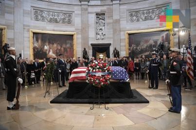 Trump, Obama, Clinton y Carter en la misma banca para honrar a Bush