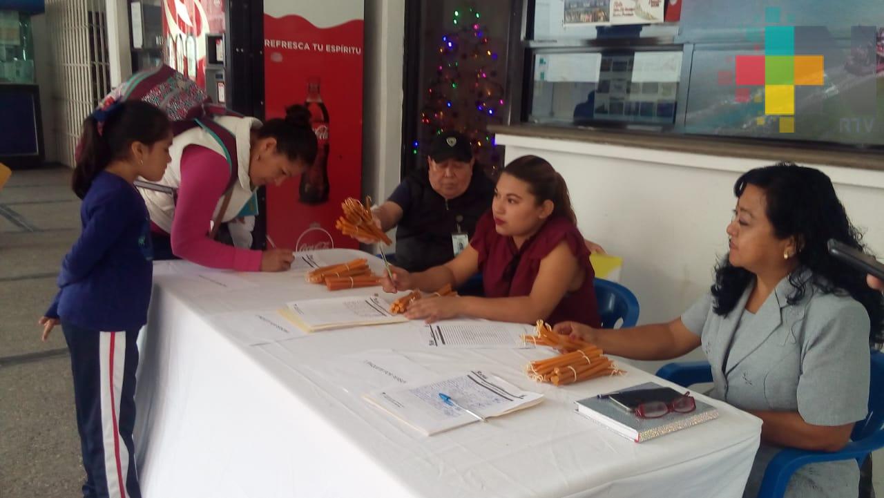 Reparten velitas en Tuxpan para celebrar tradición del Niño Perdido