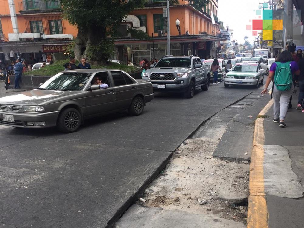 Reportan hoyos de la calle Revolución, en Xalapa