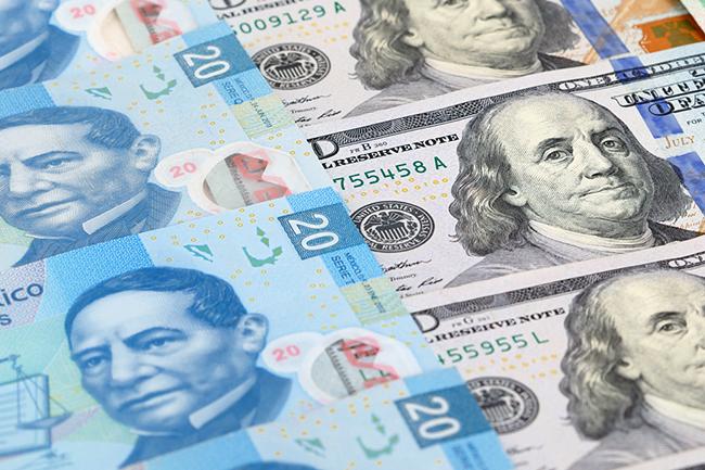 Peso gana y se negocia en 23.54 ante avances para vacuna contra COVID-19