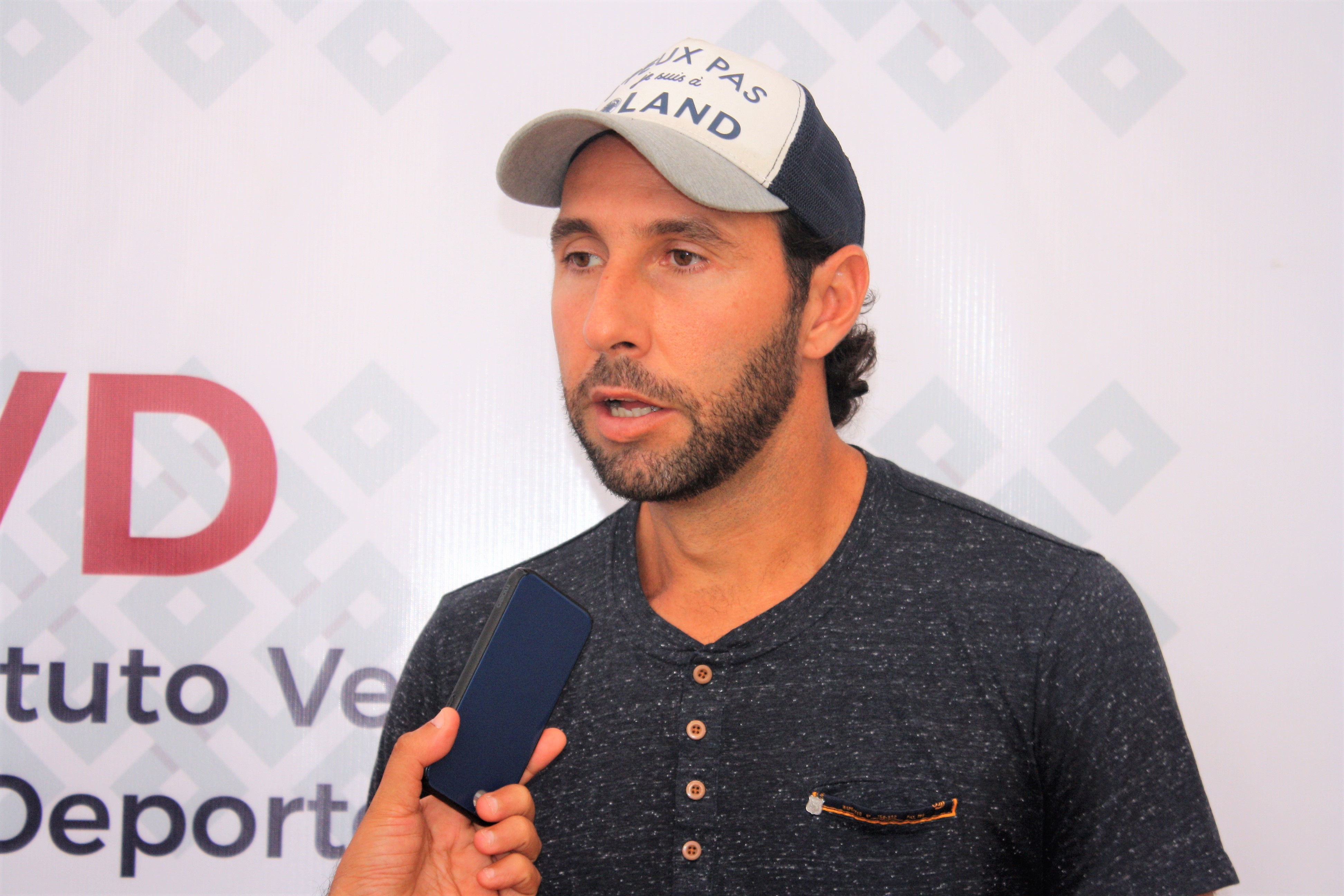 Santiago González visitó el Instituto Veracruzano del Deporte