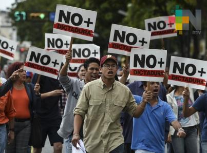 Miles de personas se manifiestan en toda Venezuela para apoyar a Guaidó