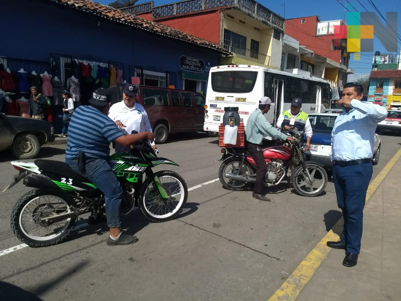 Sin infraccionar, agentes de Tránsito tratan de concientizar a conductores de Misantla