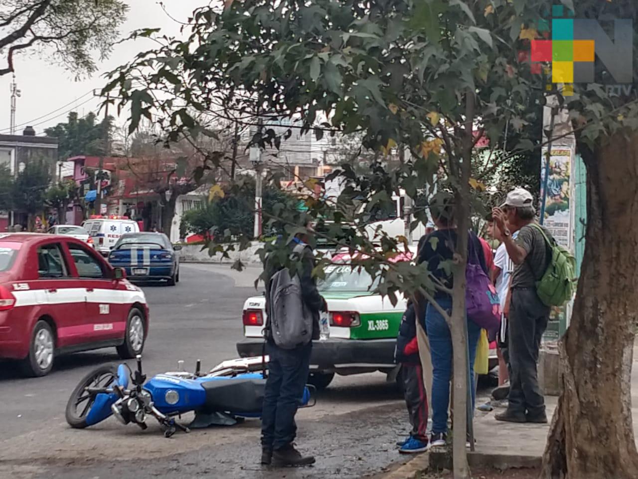Motociclista lesionado tras chocar con taxi en Xalapa