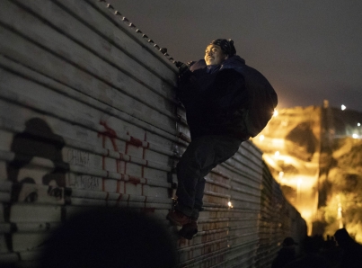 Migrantes cruzan muro fronterizo para asegurar estancia en EUA