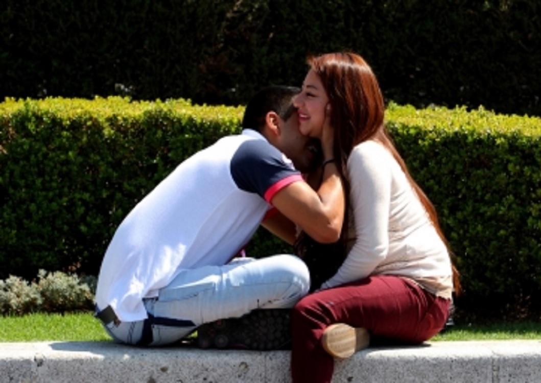 Enamorarse tiene beneficios para la salud, afirma especialista