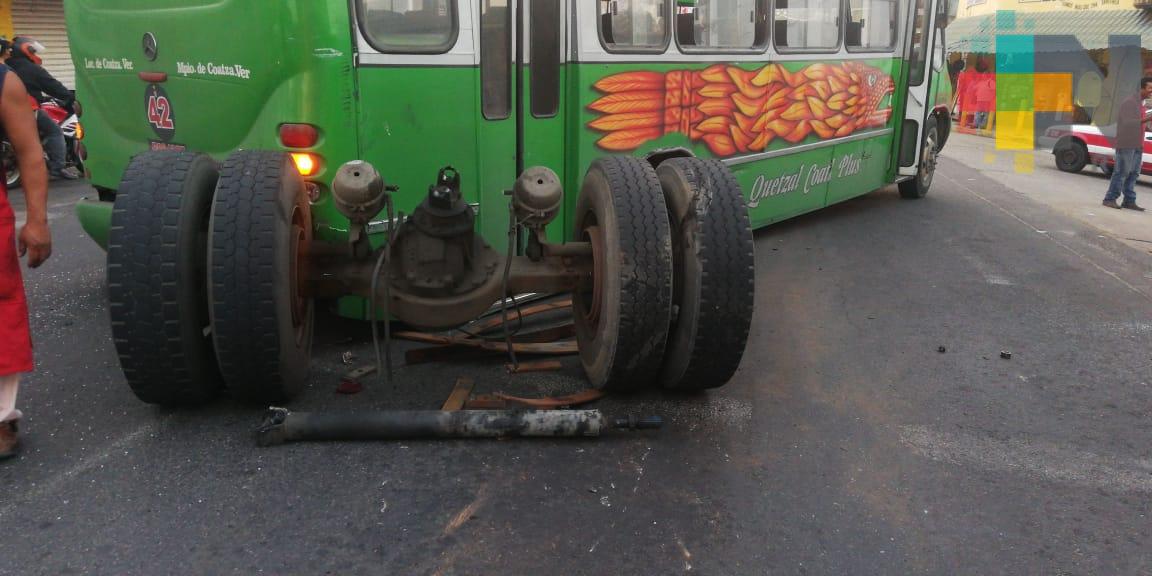 Camión se queda sin llantas y choca contra taxi